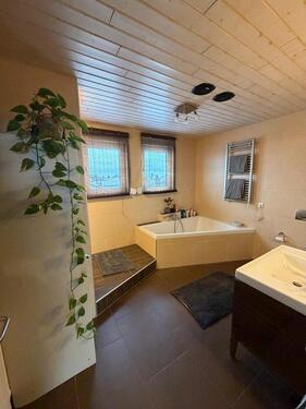 Foto - Helle 2,5-Zimmer-DG-Wohnung mit Balkon & EBK in Niedermittlau