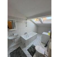 Sehr helle, möblierte 2-Zimmer-Dachgeschoss Wohnung - Berlin Neukölln