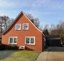 Einfamilienhaus mit Garage und freiem Blick auf Grünfläche - Westoverledingen