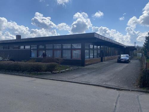 Foto - Lagerhalle mit Büroräumen 6 Minuten von der A81 zu vermieten