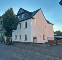 Großzügiges Ein-Zweifamilienhaus in Höhr-Grenzhausen