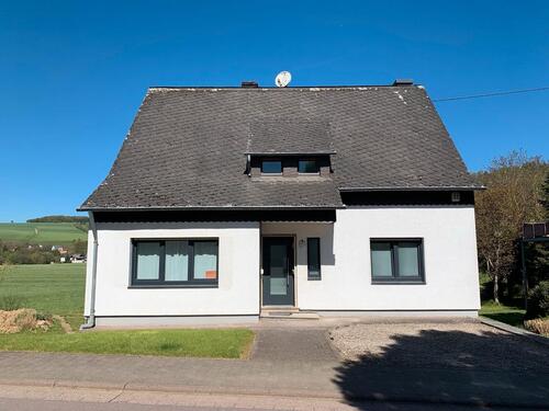 Foto - Teilmodernisiertes EFH mit Bachlauf und Ausblick in Zerf