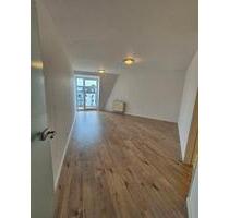 Helle 2-Zimmer-Dachgeschosswohnung mit Küche und Balkon - Mönchengladbach Nord