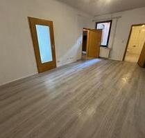 54qm, EG, 2 Zimmer KüWannenbad, Saniert, Laminat, Hofbenutzung - Helmstedt