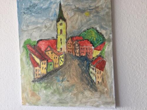 Foto - Ein Mehrfamilienhaus mit drei Garagen
