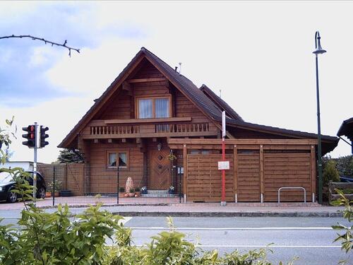 Foto - Schönes Blockbohlenhaus, vollunterkellert und mit kleinen Garten