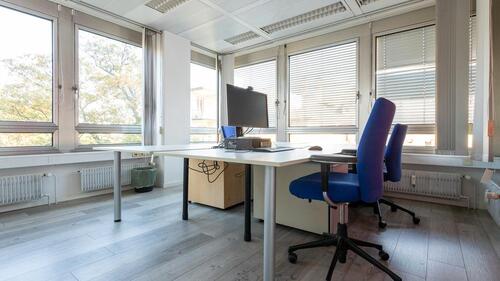 Foto - Helle Schreibtischplätze im Zentrum von Frankfurt am Main mit Skylineblick