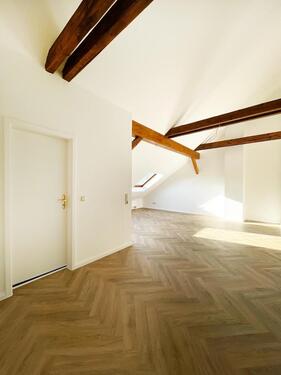 Foto - Helle 2 Zimmer Dachgeschoss Wohnung