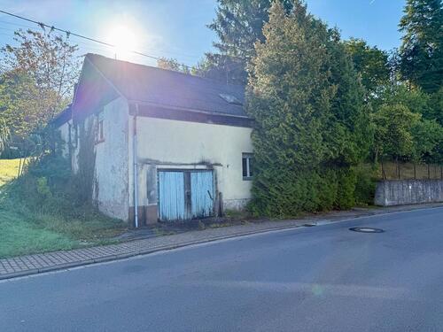 Foto - Freistehendes Einfamilienhaus mit großer Garage und Baugrundstück