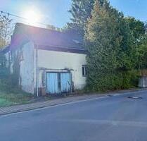 Freistehendes Einfamilienhaus mit großer Garage und Baugrundstück - Wadern