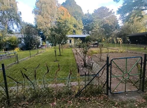 Foto - Kleingarten mit Steinlaube und Carport