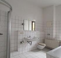 EBK... Laminat...Bad mit Wanne, Dusche, Fenster - Chemnitz Altendorf