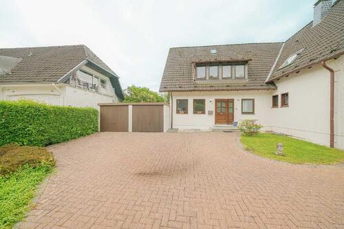 Foto - Breitscheid: Einfamilienhaus mit Garten und 2 Garagen