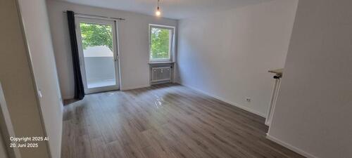 Foto - FREIE ! 2 ZKB Wohnung mit Balkon, Aufzug, NEUE EBK, 1.OG NEU SAN.