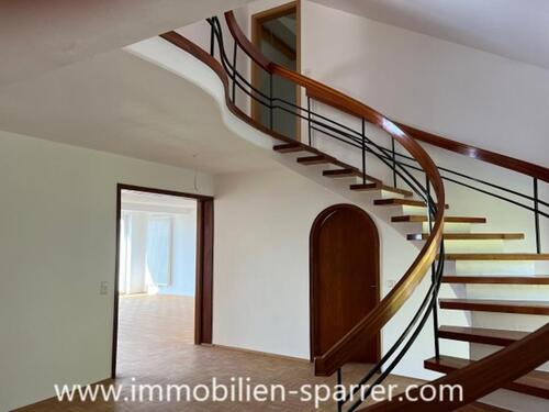 Foto - Großzügige, helle 7-Zimmer-Maisonette-Wohnung mit wunderbarem Blick sowie Balkon, inkl. Gartennutzung und Carport