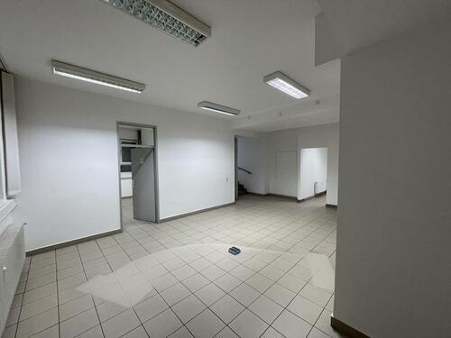 Foto - Großräumige Büro- Praxisfläche in Frankfurt Nied mit 4 Stellplätzen zu vermieten! [HMR-O09E01]