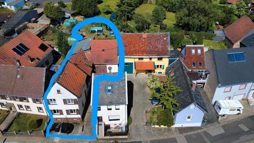 Foto - Kleines Haus mit Nebengebäuden und großem Garten
