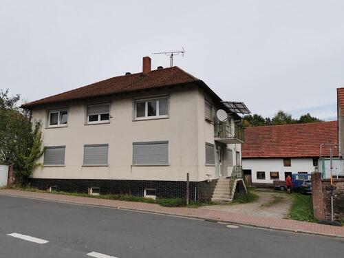 Foto - Haus mit großem Grundstück und Nebengebäude in Esselbach