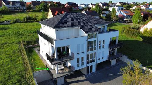 Foto - Neubau in Feldrandlage: 3-Zimmer-Wohnung mit Gartenzugang von allen Räumen mit Abendsonne & Ausblick