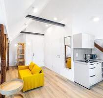 Erstbezug nach Sanierung - Voll möblierte 1 Zimmer-DG-Wohnung mit Stellplatz - Nürnberg Erlenstegen