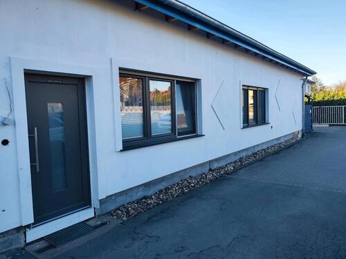 Foto - Mehrfamilienhaus mit Garagen und Halle