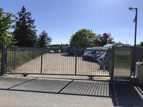 Foto - Wohnwagen, Wohnmobilstellplatz, PKW. Stellplätze zu vermieten