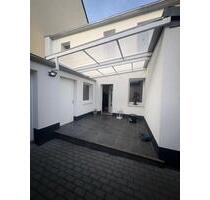 Geräumiges Wohn-Gewerbeobjekt mit zwei Einheiten, Innenhof - Meerbusch