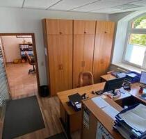 Büro mit Stellplätzen und angrenzenden Lagerplatz - Aue-Bad Schlema