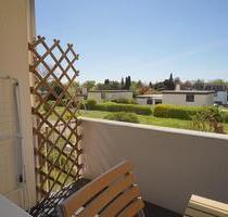 Helle 2 ZKB Wohnung mit Balkon, Aufzug und Tiefgaragenstellplatz - Königsbrunn