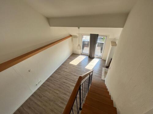 Foto - Offen gestaltete Maisonette-Whg. mit Balkon und EBK in Ortsrandlage.