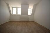 Foto - RENOVIERT! **Gemütliche 2-Zimmer-Dachgeschosswohnung mit großem Badezimmer zu vermieten**