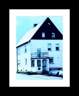 Foto - Einfamilienhaus mit Nebengebäude und großer Garten