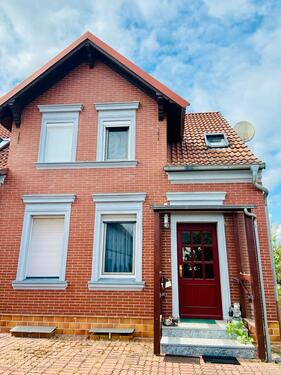 Foto - Einfamilienhaus mit Nebengelass und Garage