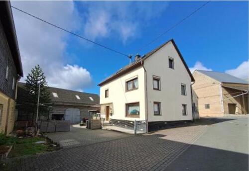 Foto - Haus mit Hof und großer Scheune zu verkaufen