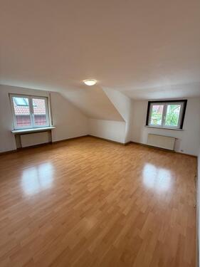 Foto - Große 4 Zimmer Wohnung mit EBK, Garage und Keller. Zentrale Lage.