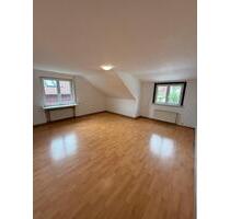Große 4 Zimmer Wohnung mit EBK, Garage und Keller. Zentrale Lage. - Ilshofen