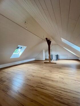 Foto - Großzügige 4,5 Zimmer Wohnung auf zwei Ebenen mit Balkon