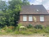 Foto - sanierungsbedürftiges Haus mit großem Grundstück