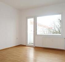 Familienfreundliche 3-Raumwohnung mit 2 Balkonen und Bad mit Dusche zu vermieten! - Köthen (Anhalt)