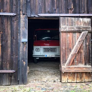 Foto - Stellplatz Scheune Boot Wohnmobil Oldtimer Bus LKW Camper WoMo