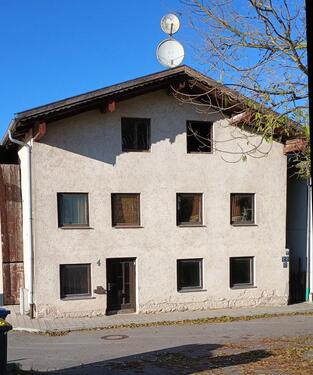 Foto - Renovierungsbedürftiges Haus mit Grund