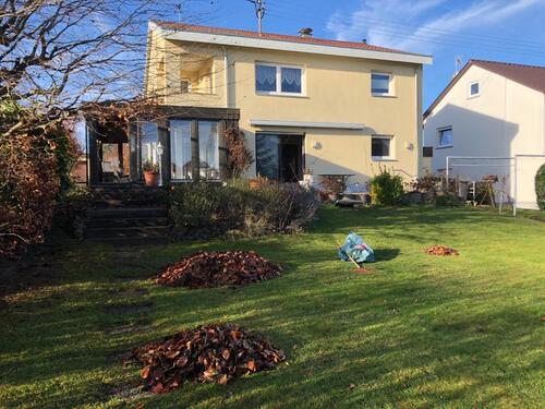 Foto - Freistehendes Einfamilienhaus mit großem Garten