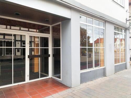 Foto - Gewerbefläche mit Fensterfront – barrierefrei – vielseitig