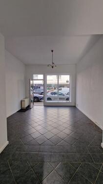 Foto - Büro- oder Ladenfläche mit großem Schaufenstern an Hauptstraße