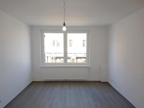 Foto - Anfragen NUR per E-Mail. Top sanierte 3-Zimmer Wohnung im 1-OG mit moderne Badezimmer und AK.