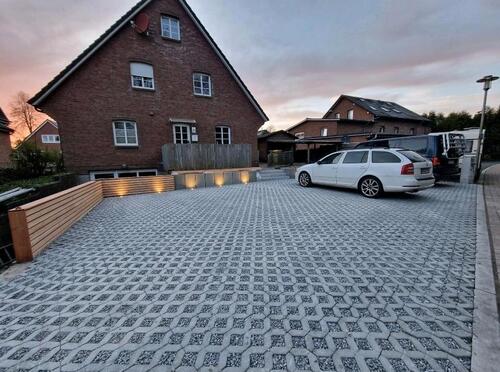 Foto - Wohnhaus mit zwei Wohneinheiten und Kellergeschoss