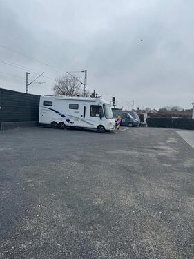 Foto - Aussen-Stellplatz für Wohnwagen, Wohnmobil, Boot oder Weinstand