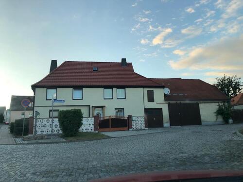 Foto - Einfamilienhaus mit großer Scheune