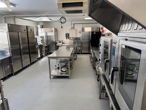 Foto - Produktionsküche Gewerbeküche Küche Catering Ghost Kitchen