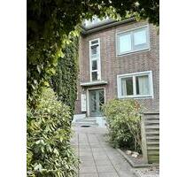 Schwachhausen: Zentrale, helle 1,5 Zi. DG-Wohnung, EBK und Keller in Altbremerhaus mit Charme - Bremen